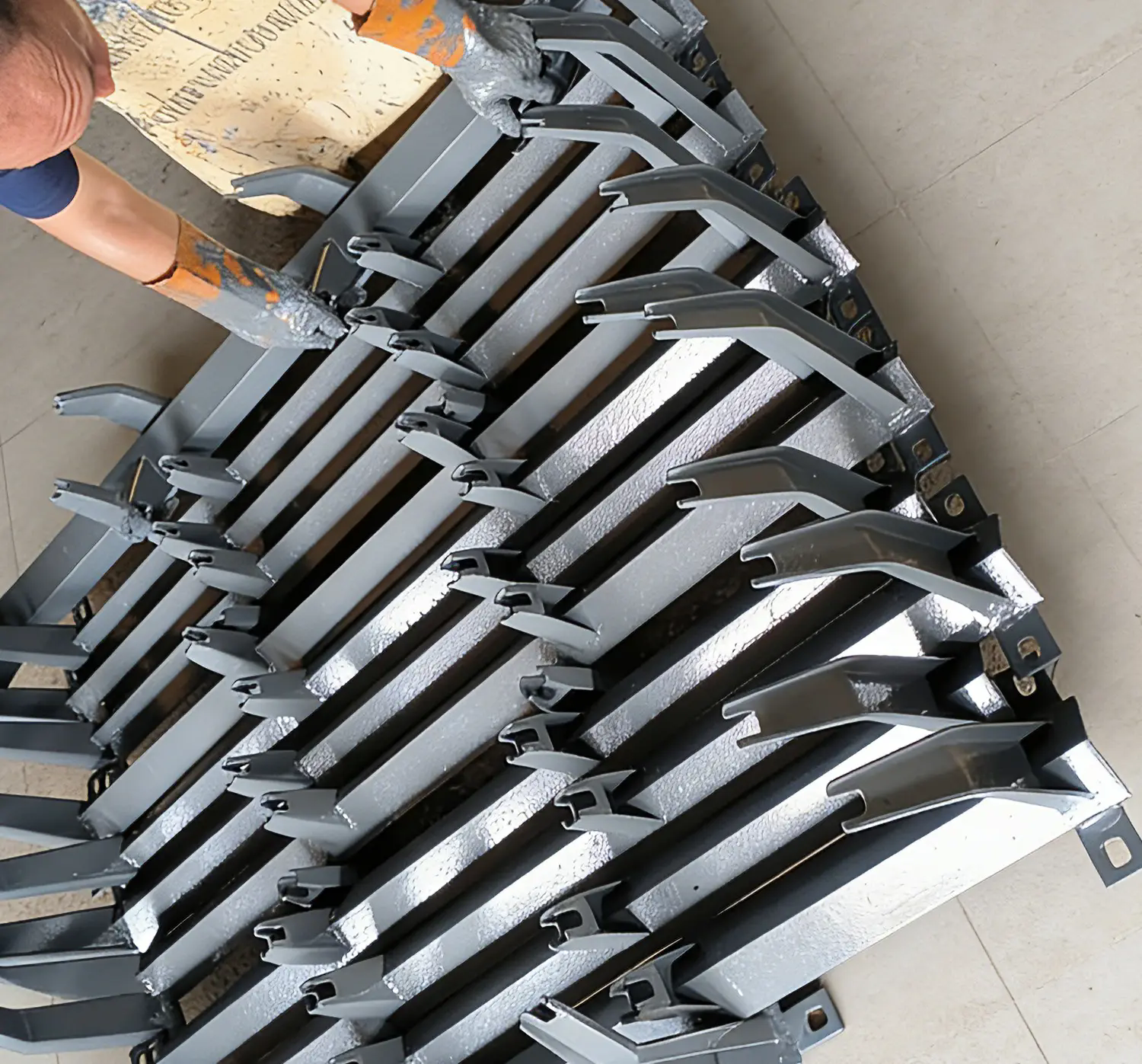 How Does the Upper Frame of Conveyor Ensure System Stability?