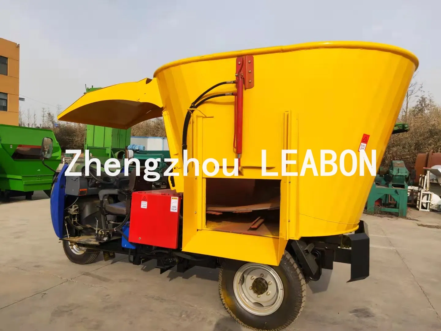 Grass Crushing Feed Mixer Wagon Horizontal with Motor 500kg Electric Diesel Horizontal Tmr Feed Mixer for Dairy Farm