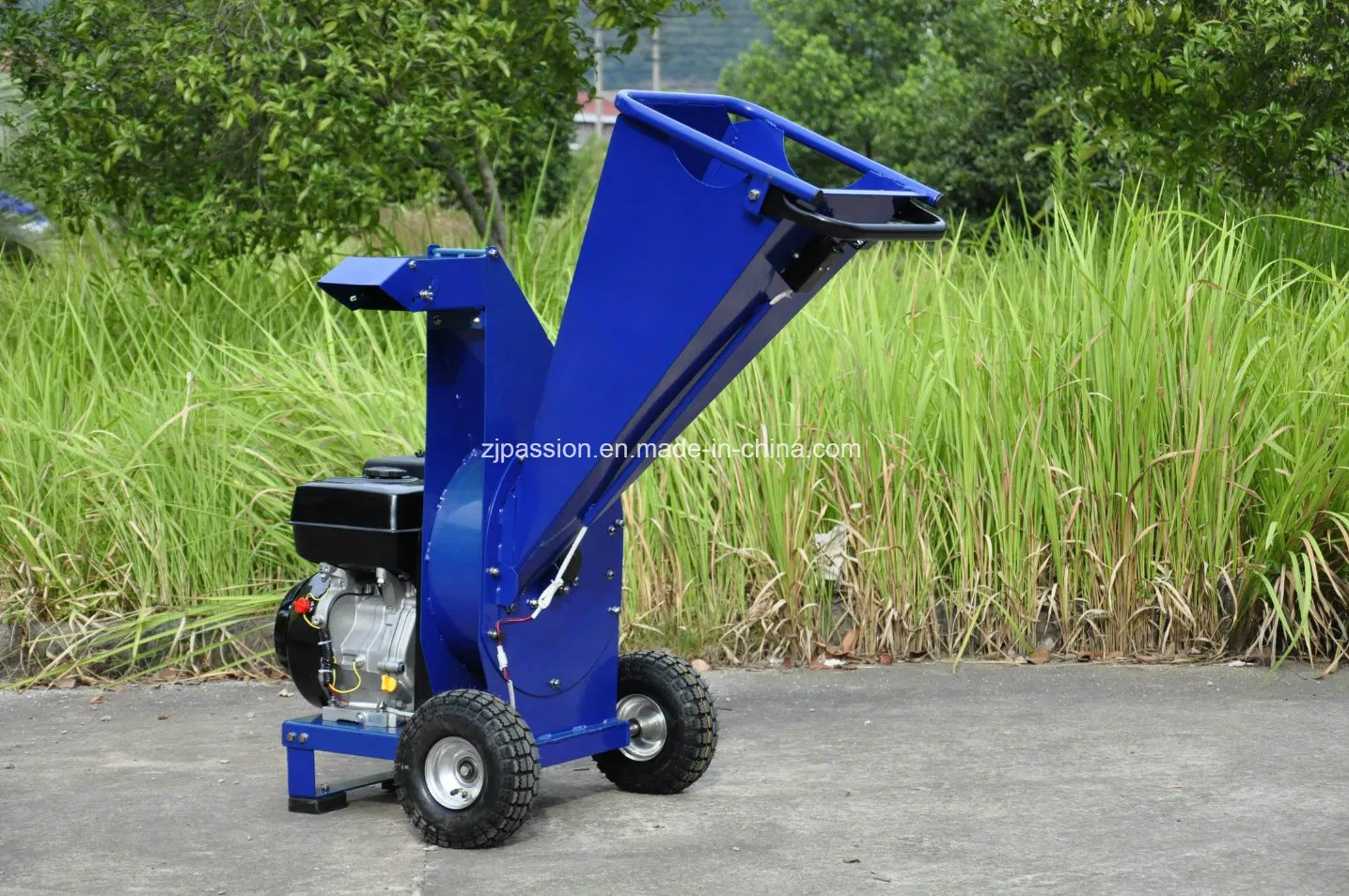 Tree Cutting Machine Self-Propelled Wood Chipper